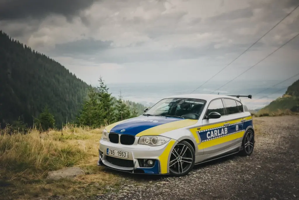 Servisní vůz CarLab BMW řady 1 v horách