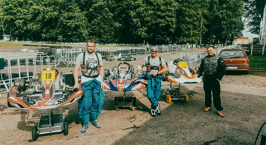 Tým CarLab s motokárami na závodní dráze