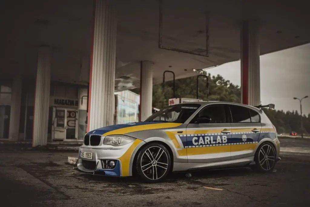 Servisní vůz CarLab BMW řady 1 u čerpací stanice