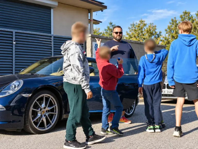 Lektor vysvětluje dětem techniku vozu Porsche 911