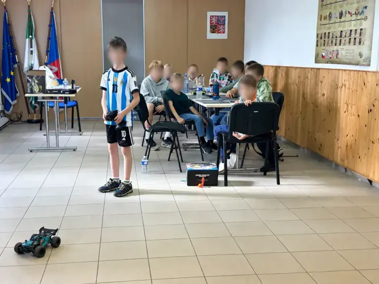 Chlapec řídí RC auto ve třídě kroužku Junior Technik