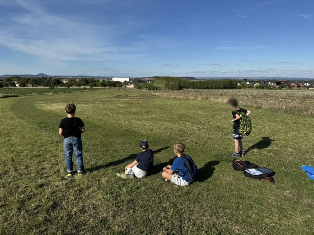 Děti z kroužku na sportovní letecké ploše