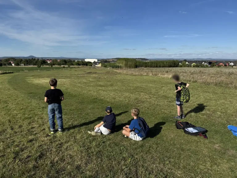 Děti z kroužku na sportovní letecké ploše