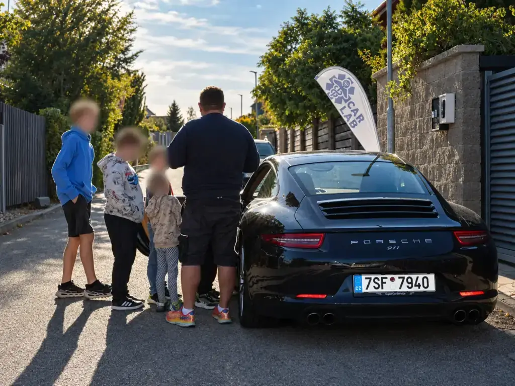 Děti z kroužku Junior Technik poznávají Porsche 911