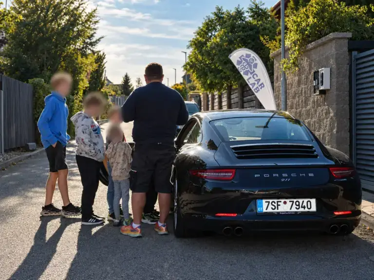 Děti z kroužku Junior Technik poznávají Porsche 911